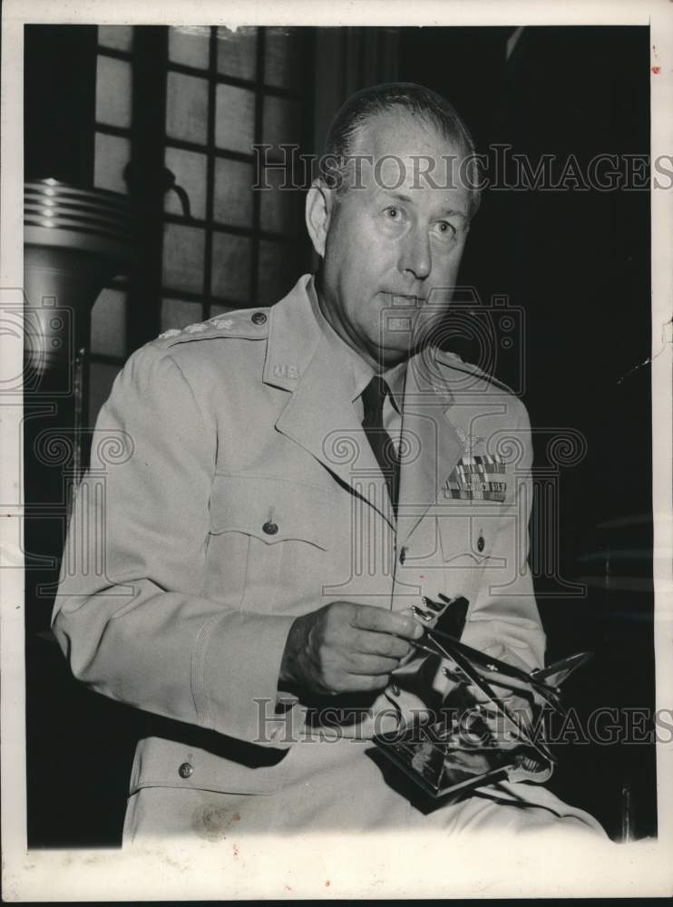 1957 Press Photo General Thomas Power with B-52 plane model - Historic Images