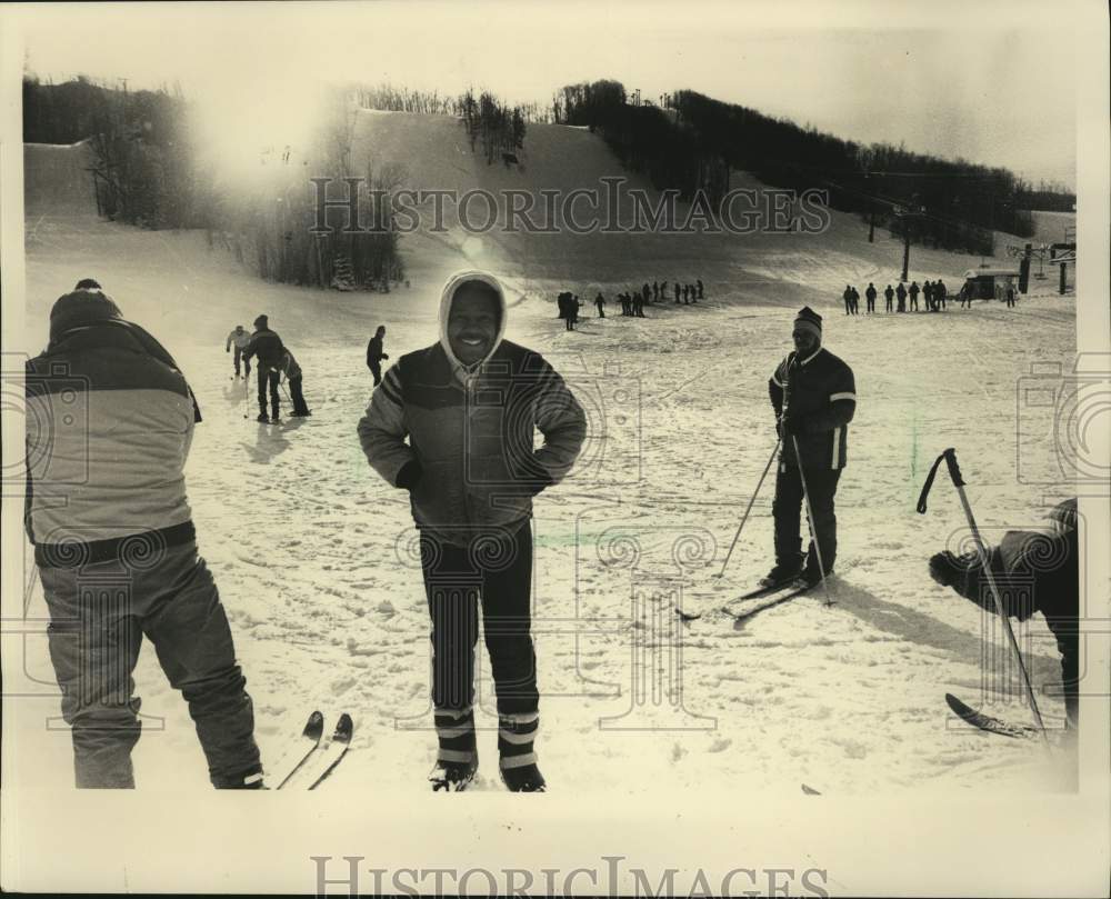 1984 Press Photo US and Foreign Navy Personnel Learn Skiing at Big Powder Resort - Historic Images