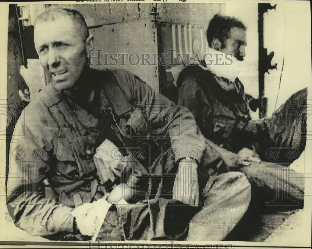 1972 Press Photo Two Wounded American advisers await evacuation, Lai Khe - Historic Images