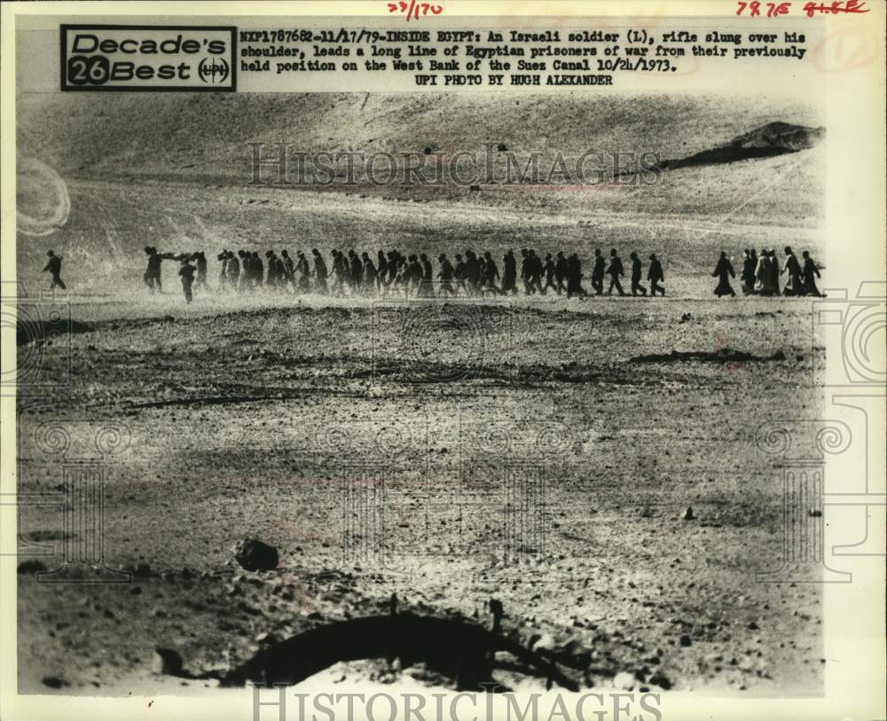 1979 Press Photo Israeli soldier leads line of Egyptian prisoners, Suez, Egypt - Historic Images