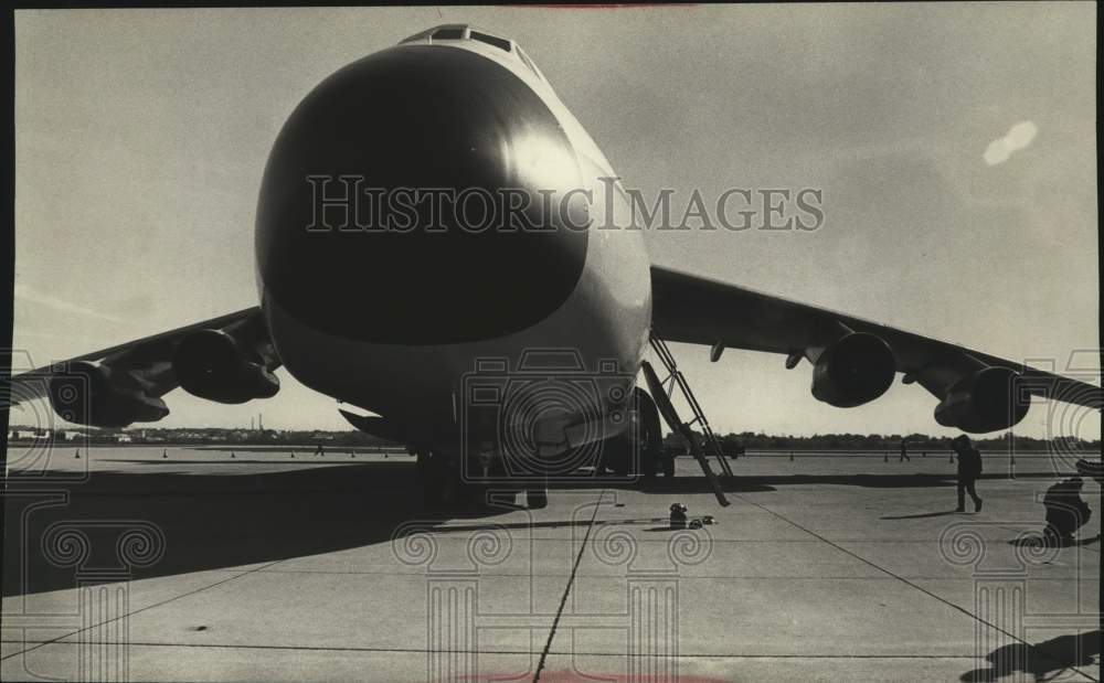 1973 Press Photo US Air Force C-5A Galaxy cargo transport plane, Milwaukee, WI - Historic Images