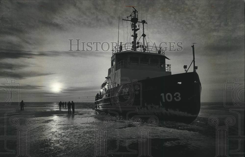 1984 Press Photo US Coast Guard cutter Mobile Bay sits outside Ford River - Historic Images
