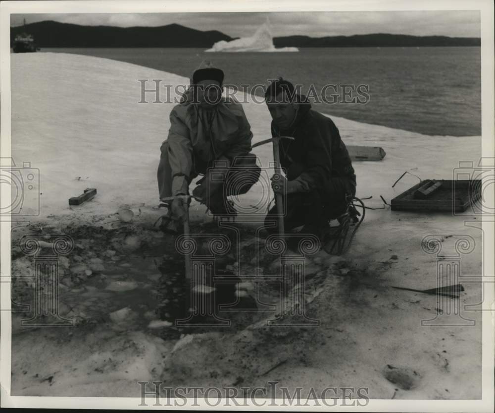 1960 Press Photo Coast Guard officers at Cape Bonavista Bay, Newfoundland - Historic Images
