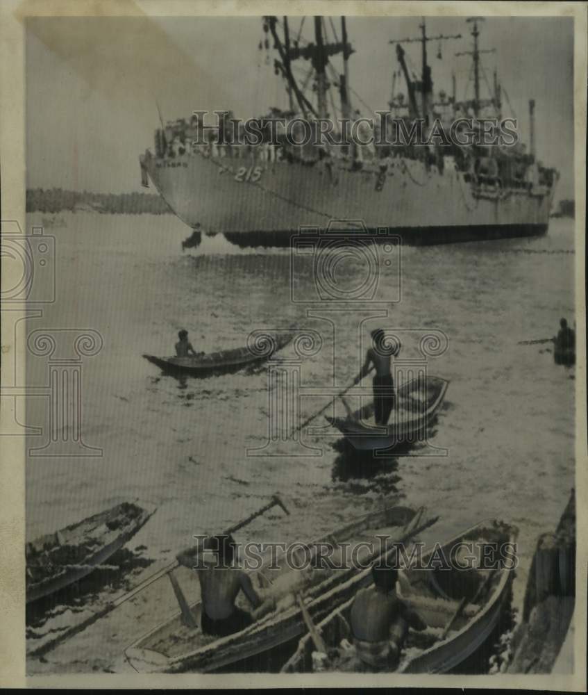 1962 Press Photo Natives of Thailand welcome the carrier Navarro to port - Historic Images