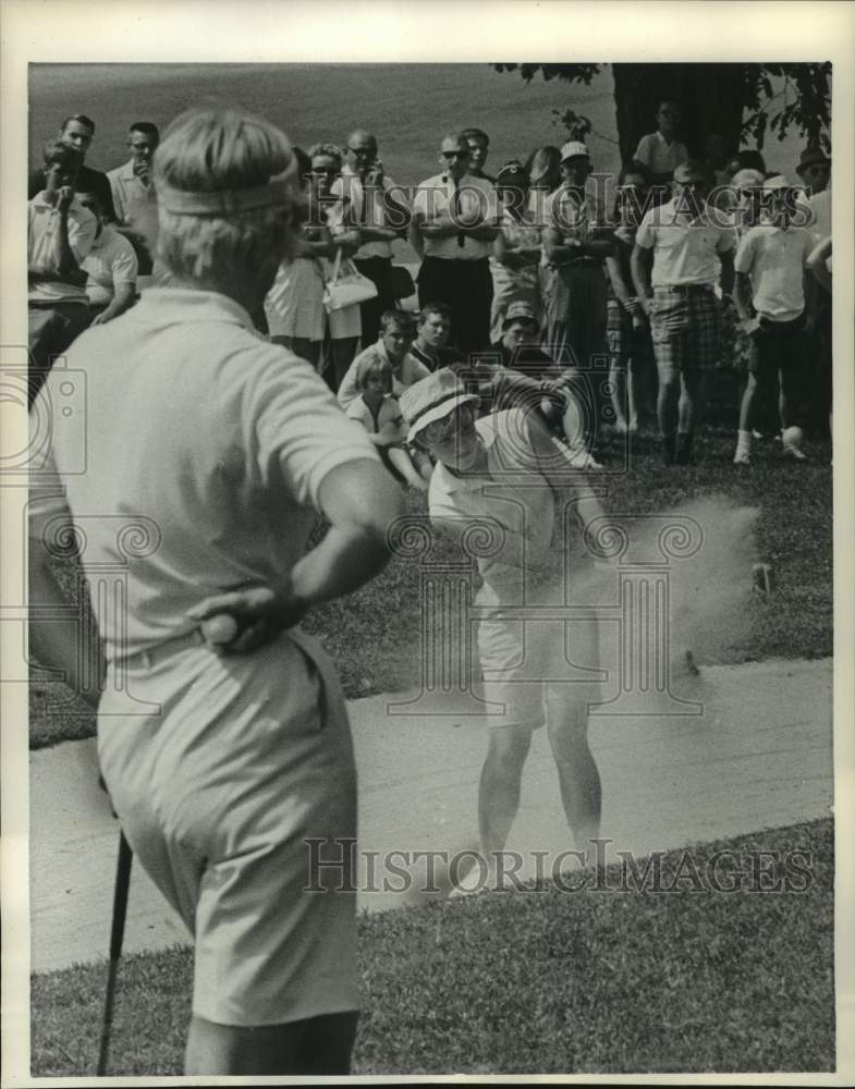 1965 Press Photo Carol Jean Sorensen chips out of sand to win Wisconsin champion - Historic Images
