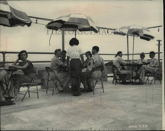 1952 Press Photo US Army men and women eating a snack on roof in Okinawa, Japan - Historic Images