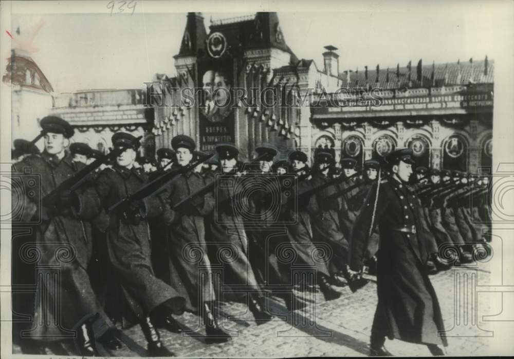 1953 Press Photo Russian soldiers march during parade in Moscow&#39;s Red Square - Historic Images