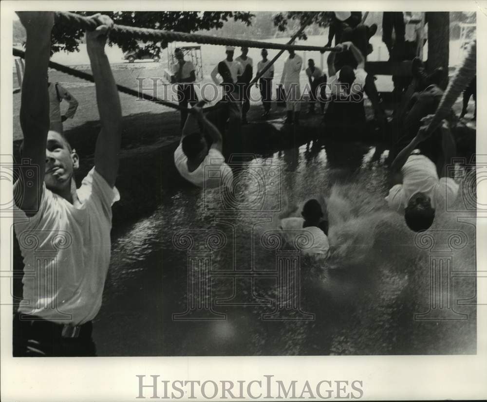 1962 Press Photo Recruits on obstacle course at Great Lakes Naval Center - Historic Images
