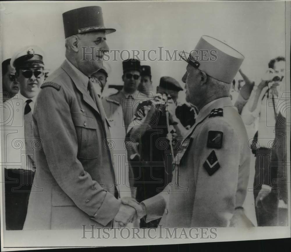 1958 Press Photo General De Gaulle shakes hands with General Raoul Salan, Algier - Historic Images