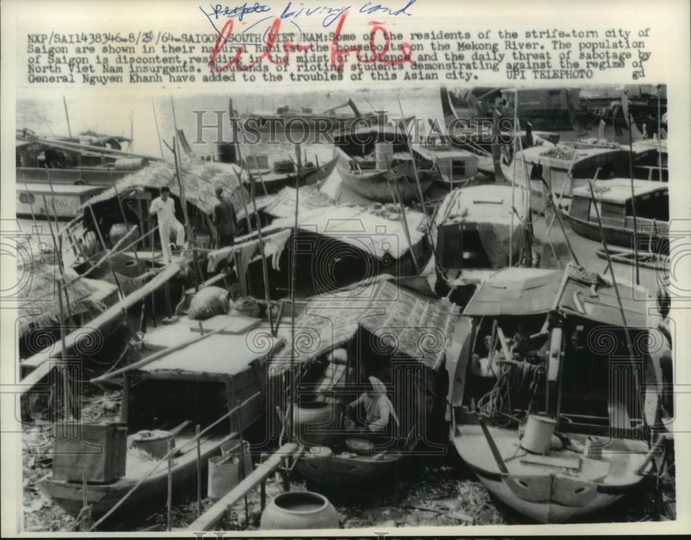 1964 Some residents of strife-torn city of Saigon live on houseboats - Historic Images