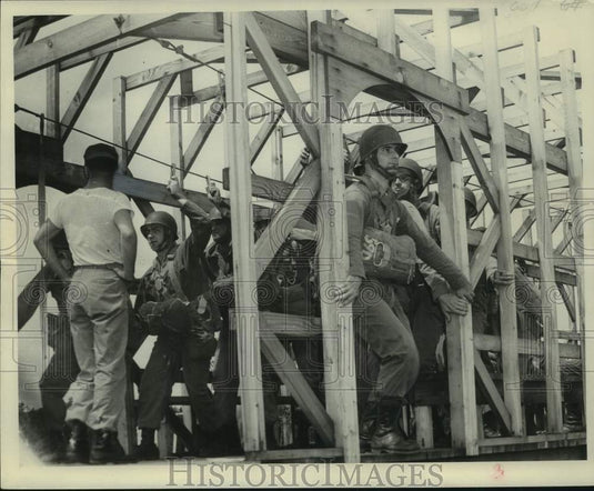 1951 Press Photo Reservists train for parachute jumps, Camp McCoy, Wisconsin - Historic Images