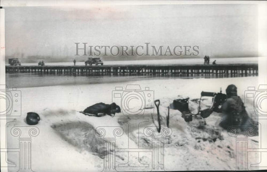 1950 Press Photo American gunner covers withdrawal of UN forces, Chongchon river - Historic Images