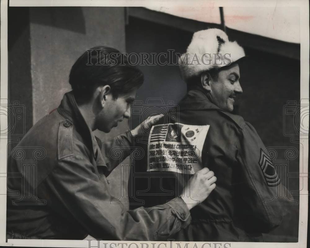 1951 Press Photo Downed Airman&#39;s &#39;patch&#39; was stitched to jacket of Renne Alfred - Historic Images