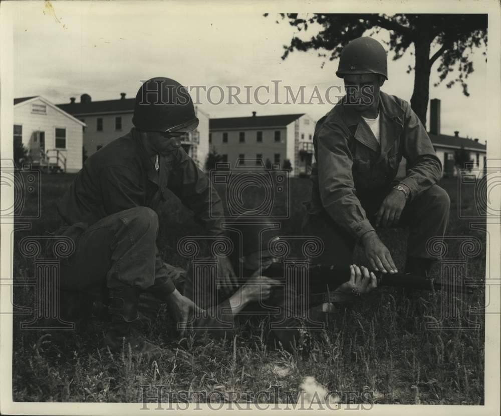 1950 Press Photo Three US Army Troops from Milwaukee train at Camp McCoy - Historic Images