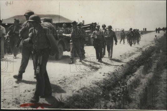 Press Photo United States soldiers travel down South Korean road from Kum River - Historic Images