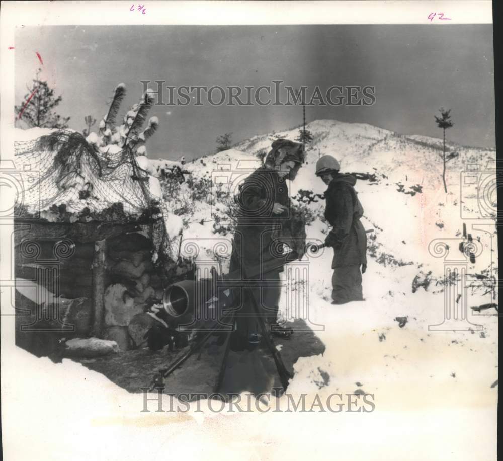 1952 Press Photo In heavy snow, Private First Class Murphy (L) and Private Brown - Historic Images