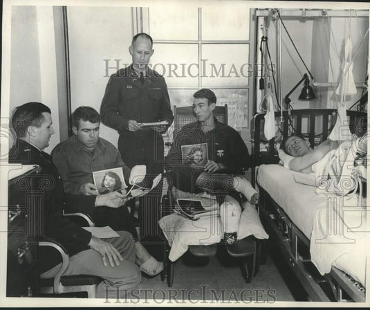 1952 Press Photo Veterans appointed to select Wyoming University beauty queen. - Historic Images