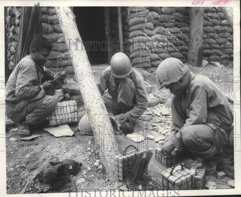 1952 Press Photo Thailand troops, in Korean war are sending packages home. - Historic Images