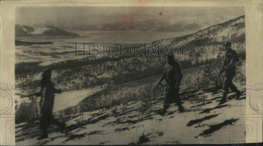 1950 Press Photo Three United States Marines on patrol near Changjin Reservoir. - Historic Images