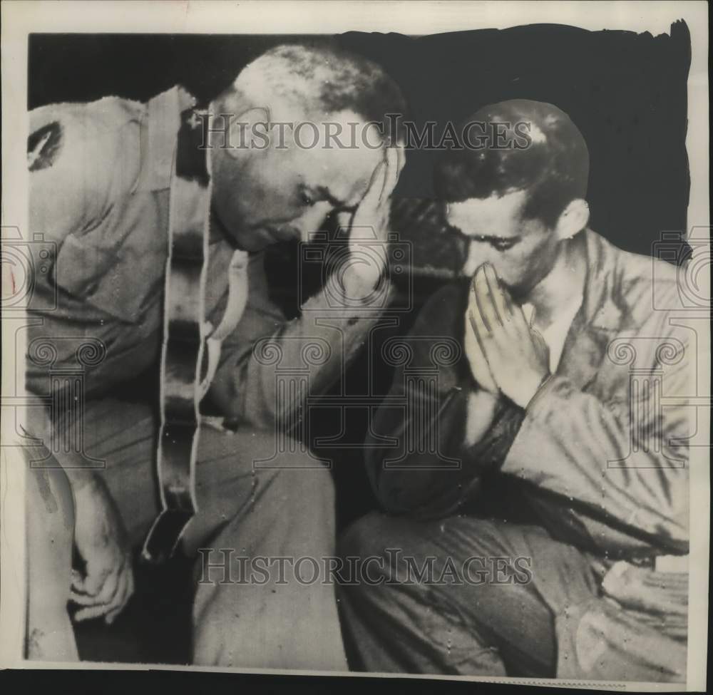 1950 Press Photo American prisoners of war wept after their liberation in Korea - Historic Images