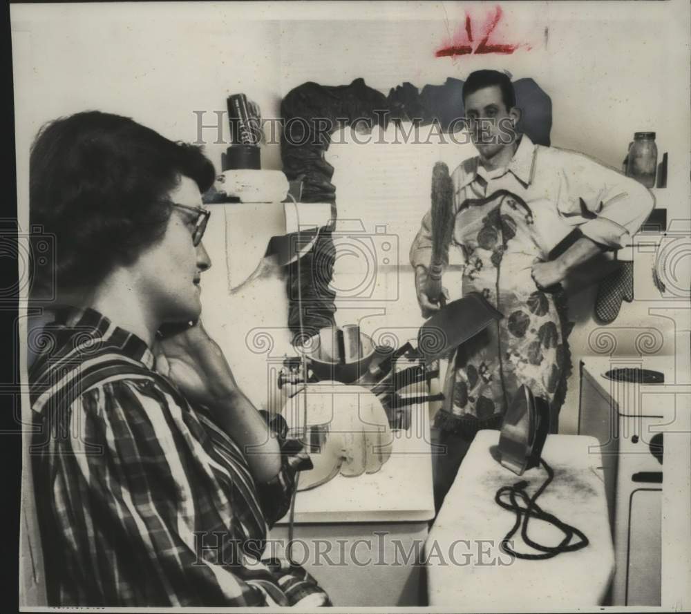 1951 Press Photo Instructions Are Given To Husband Before Reporting For Duty - Historic Images