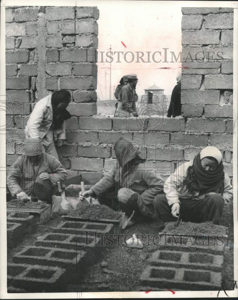 1951 Press Photo Women on island make bricks to be used to provide homes. - Historic Images