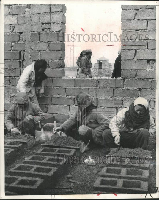 1951 Press Photo Women on island make bricks to be used to provide homes. - Historic Images