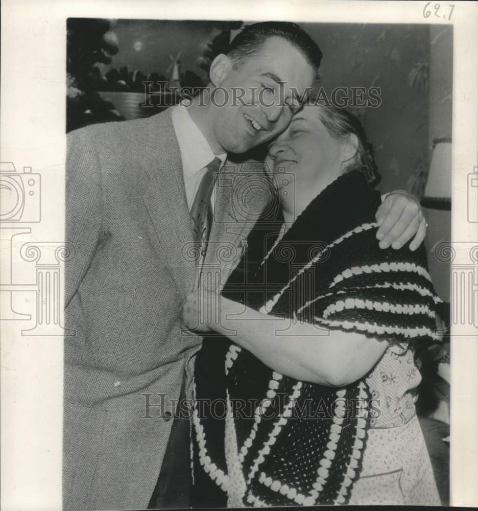 1950 Press Photo Korean War Veteran Alexander Makarounis welcomed home in Lowell - Historic Images