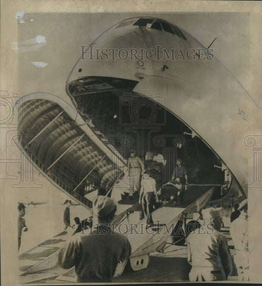 1951 Wounded soldiers unloaded from Globemaster plane in Japan-Historic Images
