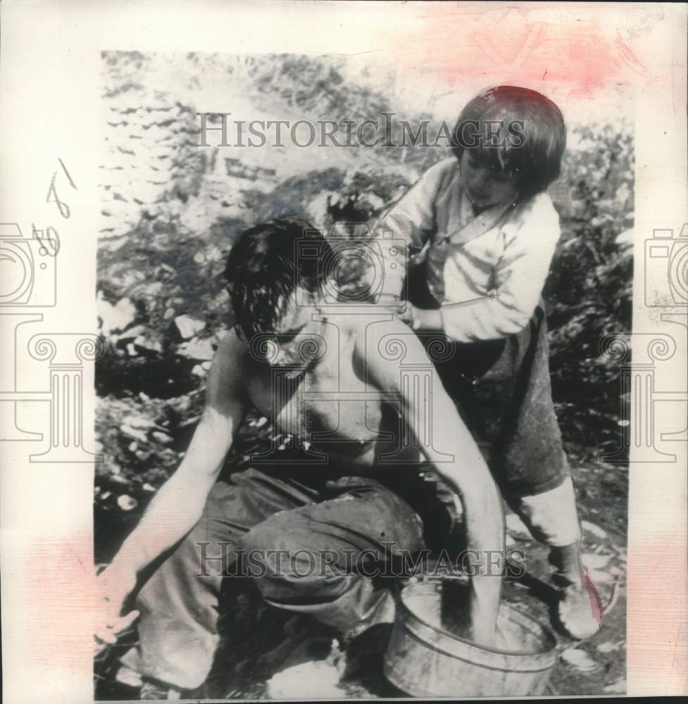 1951 Press Photo Korean girl scrubs down Australian Private Ian Roberston - Historic Images