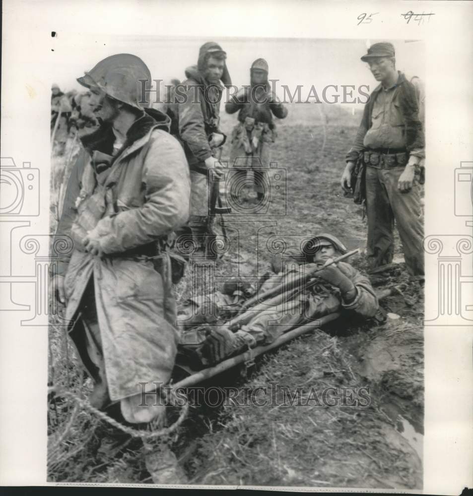 1961 Press Photo Marines escort a wounded man from the central Korean front - Historic Images
