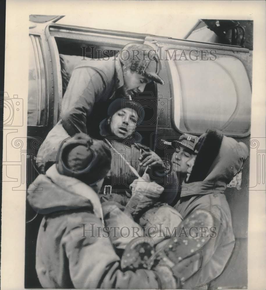 1951 Press Photo American Troops Help Move Wounded British Solider in Seoul - Historic Images