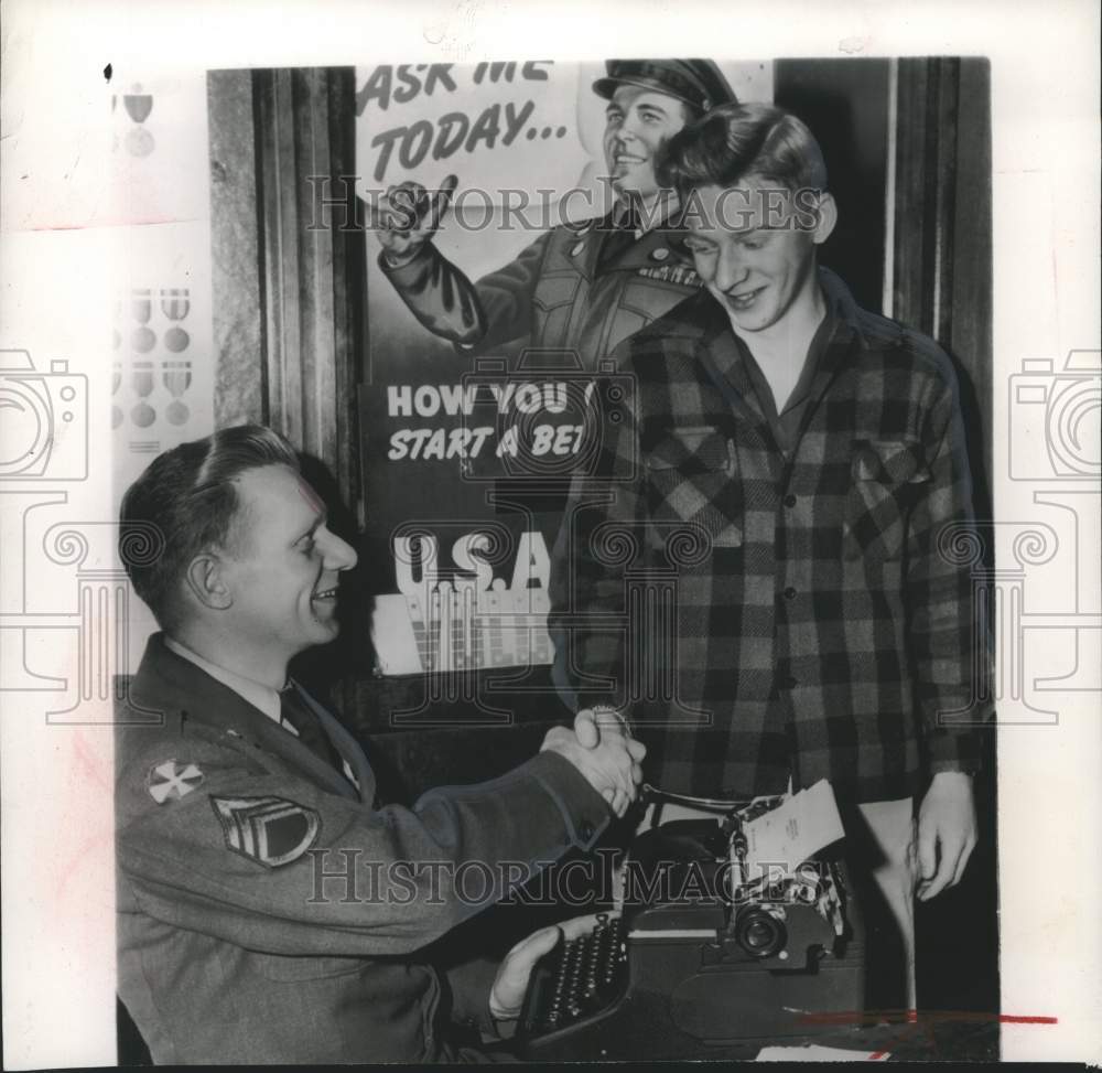 1952 Press Photo Sgt. Charles Gross helps Kenneth Downs enlist in army, Michigan - Historic Images