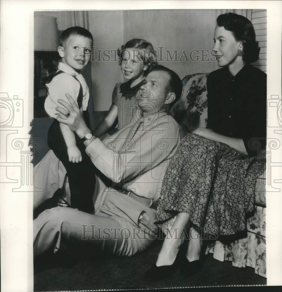 1952 Press Photo Marine Major William Earl Barber with wife and two children - Historic Images