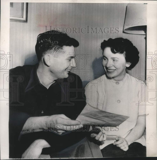 1952 Press Photo Marine Staff Sergeant Archie T. Van Winkle and wife, Bonnie - Historic Images