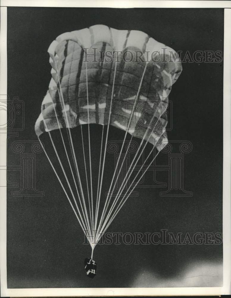 1950 Press Photo Air Force cotton muslin cargo parachute carries 500 pound load - Historic Images