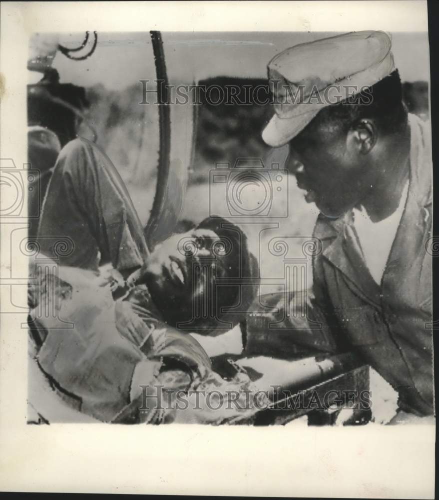1953 Press Photo Cpl. Price talks to his wounded brother Richard in Panmunjom. - Historic Images