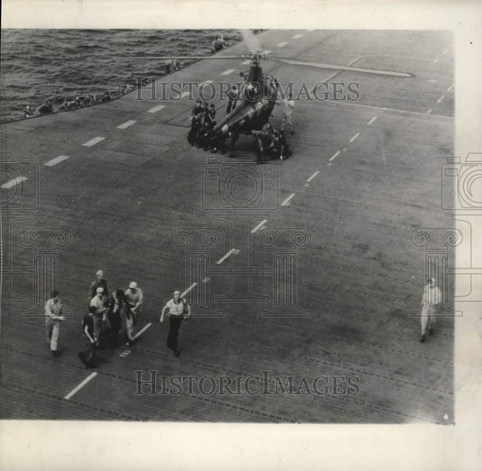 1950 Press Photo Fighter pilot Jim Brogan rescued by helicopter from carrier. - Historic Images