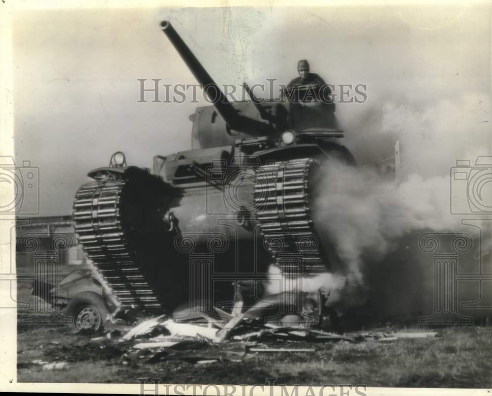 1941 Press Photo Army's M-1 tank gives demonstration in Eddystone, Pennsylvania. - Historic Images