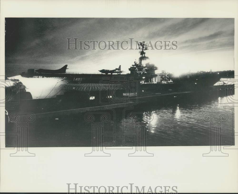 1984 Press Photo USS Intrepid with planes on deck now exhibit on Hudson River. - Historic Images