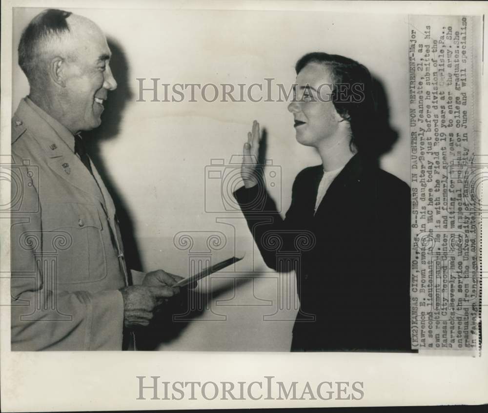 1951 Maj. Lawrence Brown swears in daughter in Women&#39;s Army Corps-Historic Images