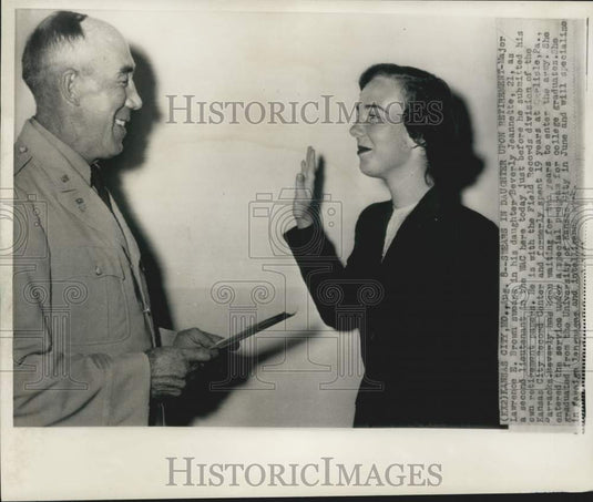 1951 Maj. Lawrence Brown swears in daughter in Women's Army Corps-Historic Images