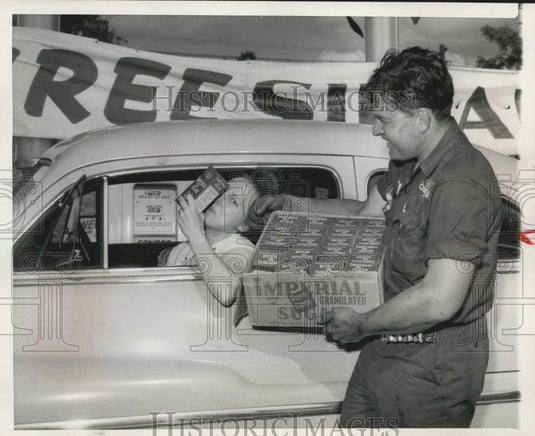 1950 Press Photo Theodore Silverman giving sugar away to prove it is plentiful. - Historic Images