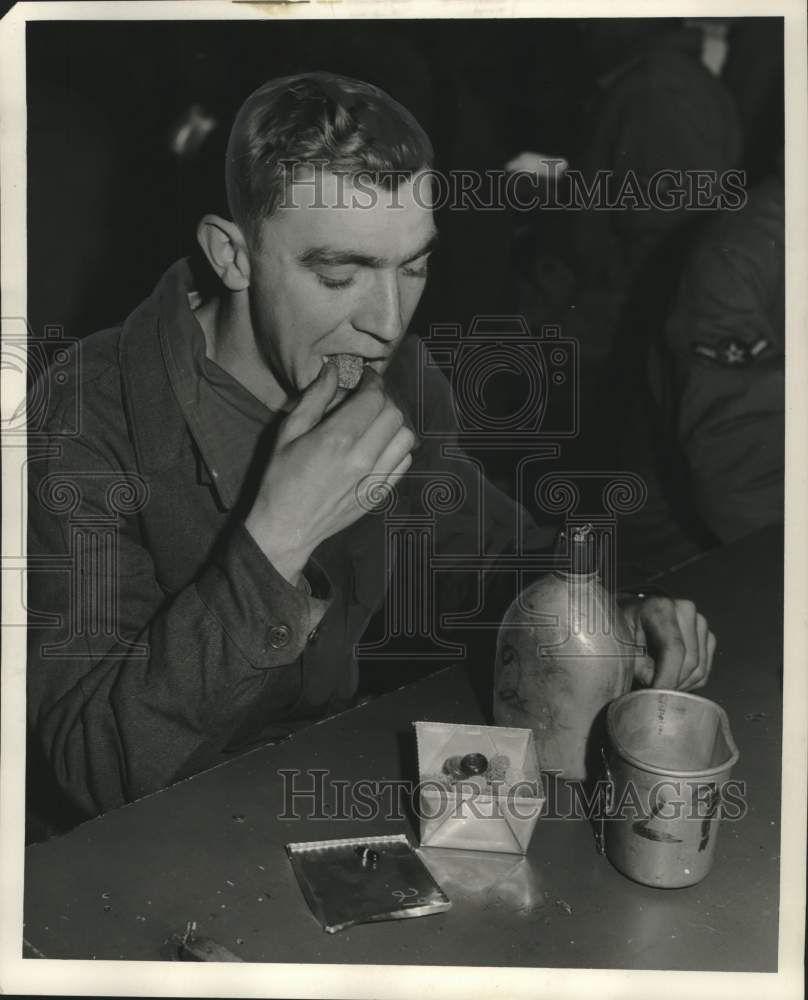 1954 Press Photo Wisconsin Airman Roy Thanda Eats A Diet of Candy for Two Weeks - Historic Images