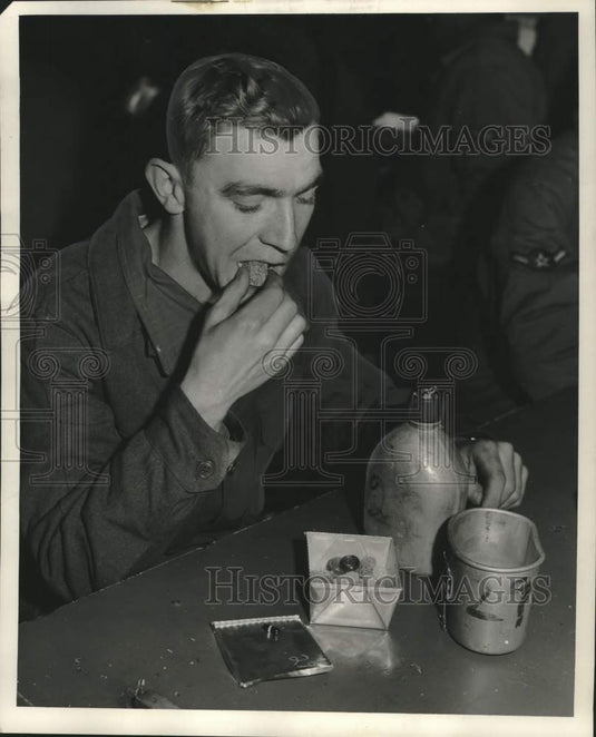 1954 Press Photo Wisconsin Airman Roy Thanda Eats A Diet of Candy for Two Weeks - Historic Images