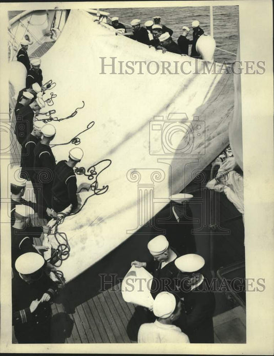 1936 Press Photo US Navy reservists furl a sail on the Paducah on Lake Michigan - Historic Images