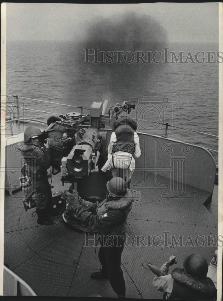 1965 Press Photo Navy Reservists Train on Firing the USS Portage&#39;s 3 Inch Gun - Historic Images