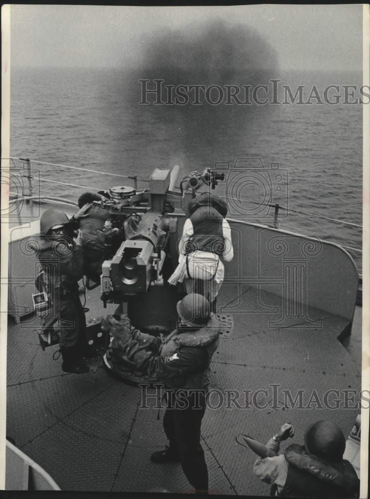 1965 Press Photo Navy Reservists Train on Firing the USS Portage's 3 Inch Gun - Historic Images