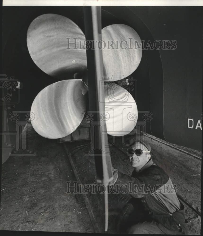 1966 Press Photo Allen Claffin gave the LARCS&#39;s propeller blades an inspection - Historic Images