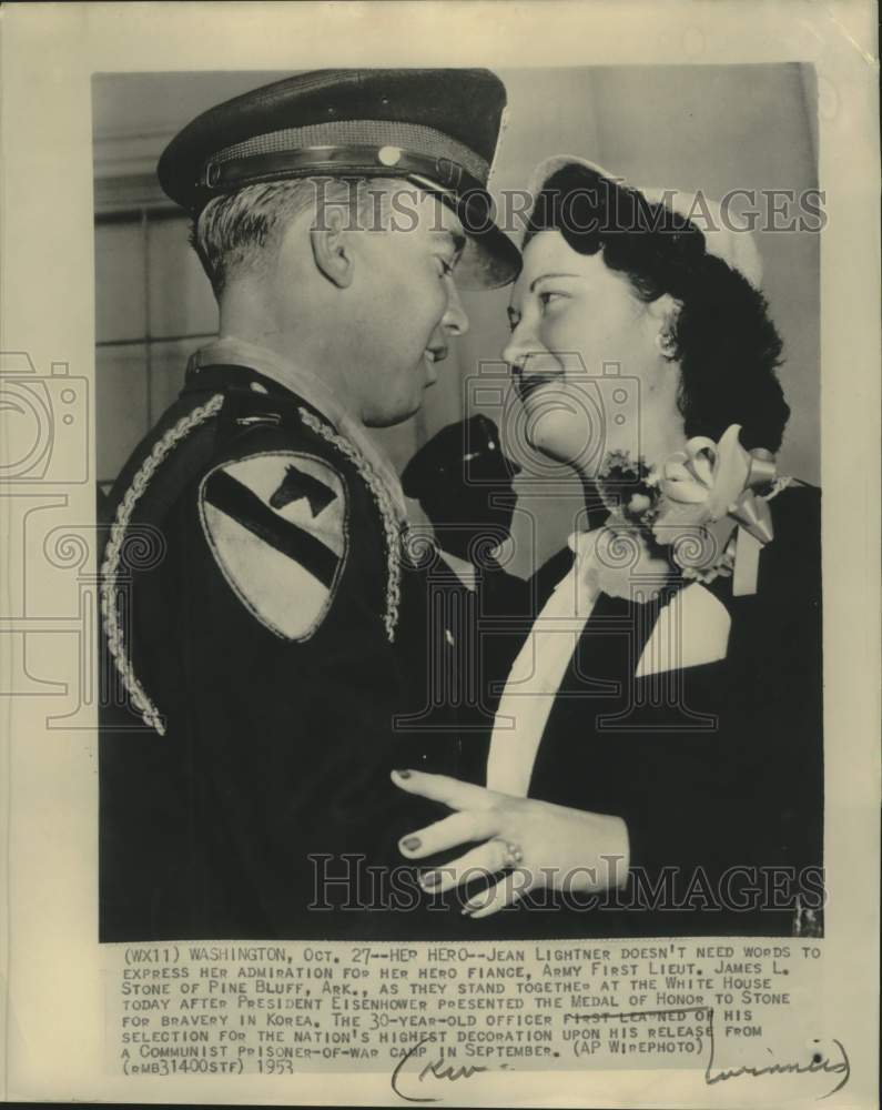 1953 Press Photo Jean Lightner admires her fiancé Army Lieut. James L. Stone - Historic Images